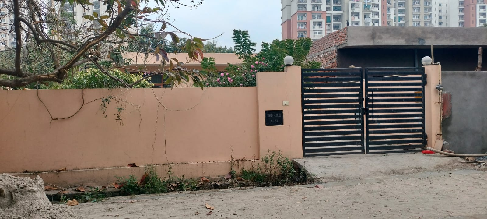 Available For sale 450mtr plot in Sector-61 noida.