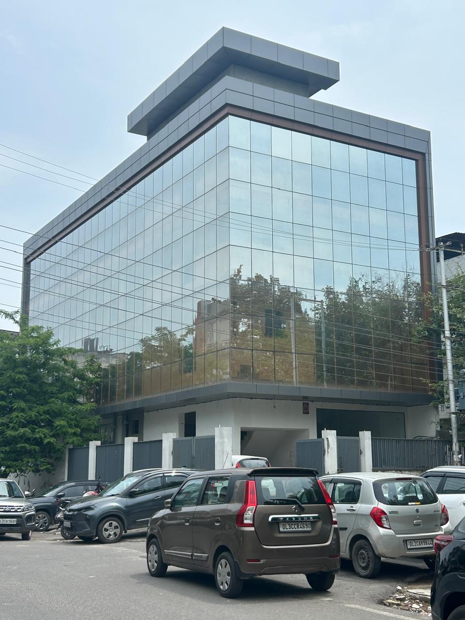FOR RENT 800 MTR BUILDING IN NOIDA