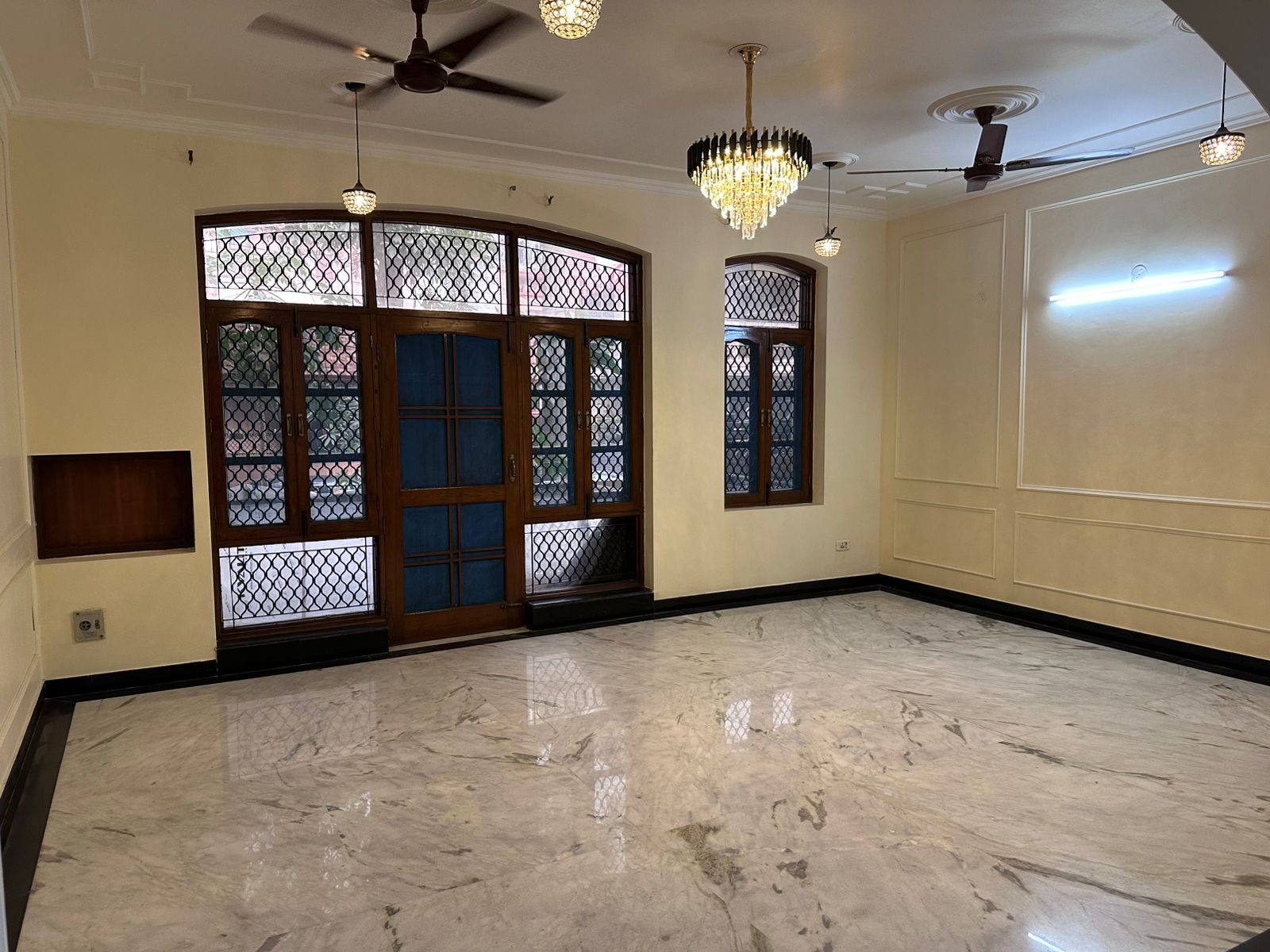 Residential property for sale in Noida, best location in sector- 12 Noida. - Photo 2
