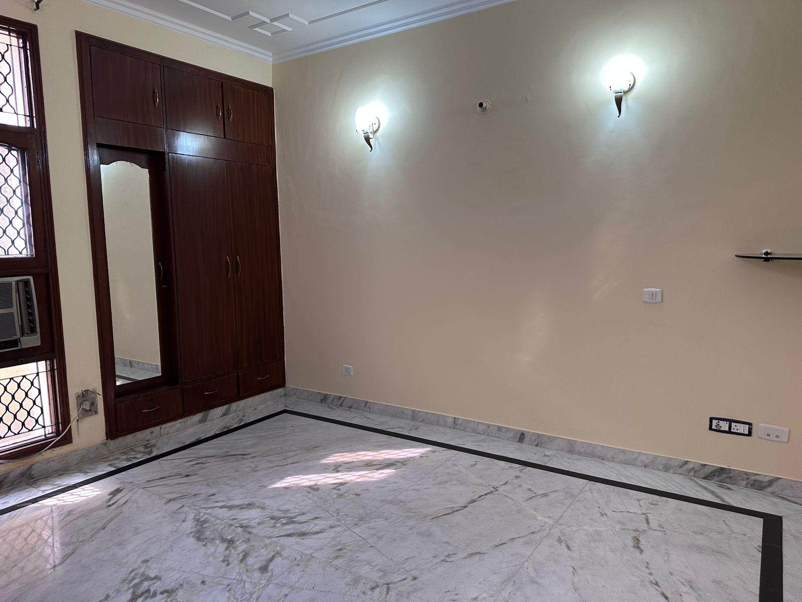 Residential property for sale in Noida, best location in sector- 12 Noida. - Photo 6